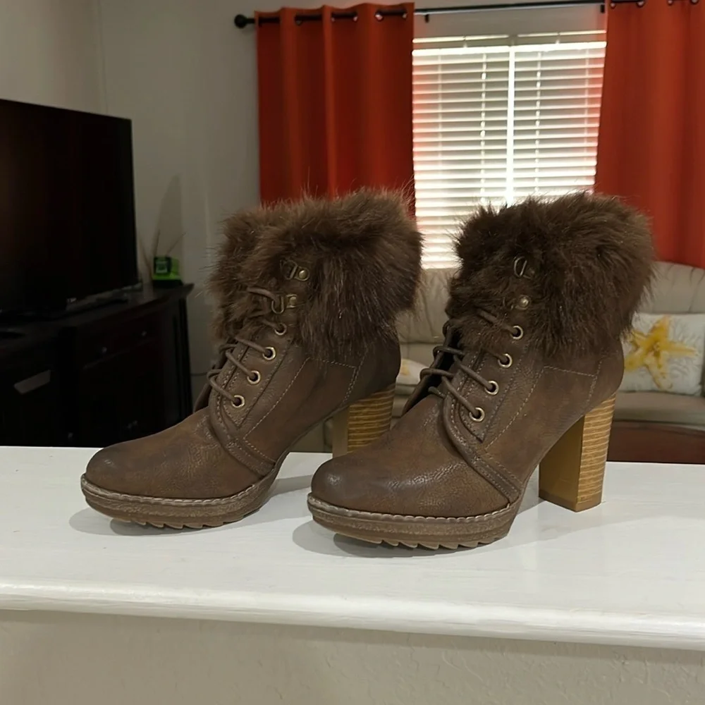 MUK LUKS Fau Fur Trim Stacked Block Heel Brown Ankle Boots Size 7
